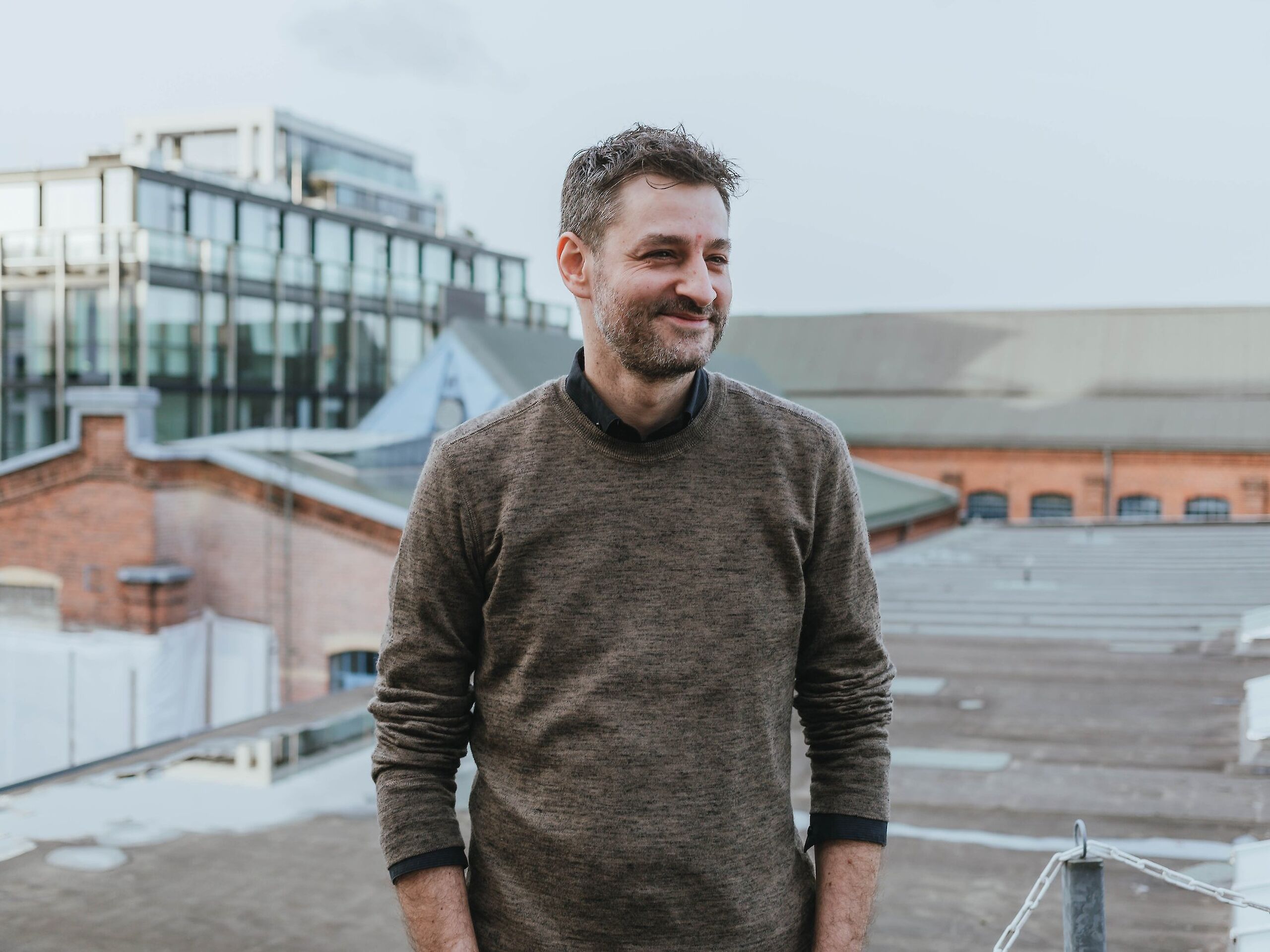 Person auf einem Häuserdach
