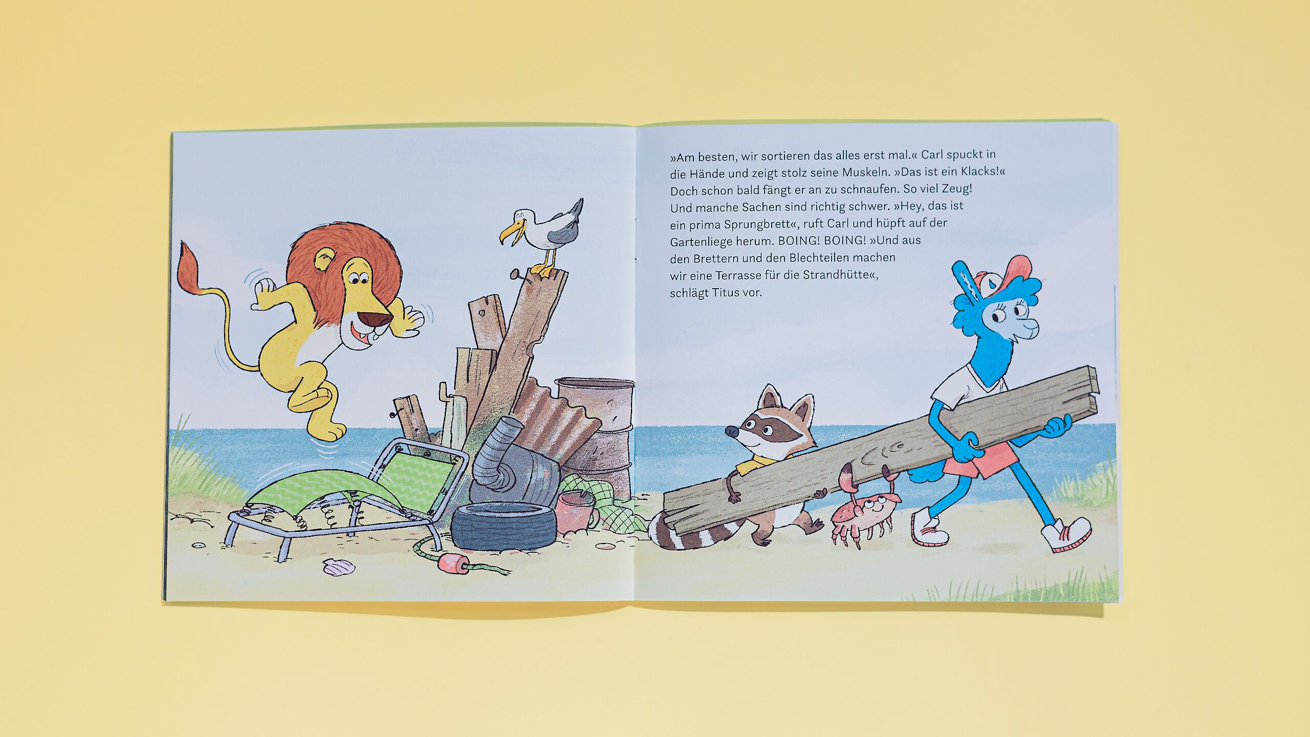Doppelseite im Maxi Pixi "Wir helfen mit!". Das Alpaqua, der Waschbär und der Löwe entfernen Müll vom Strand. Die Gartenliege und die Bretter wollen sie noch für eine Strandhütte wieder verwenden.