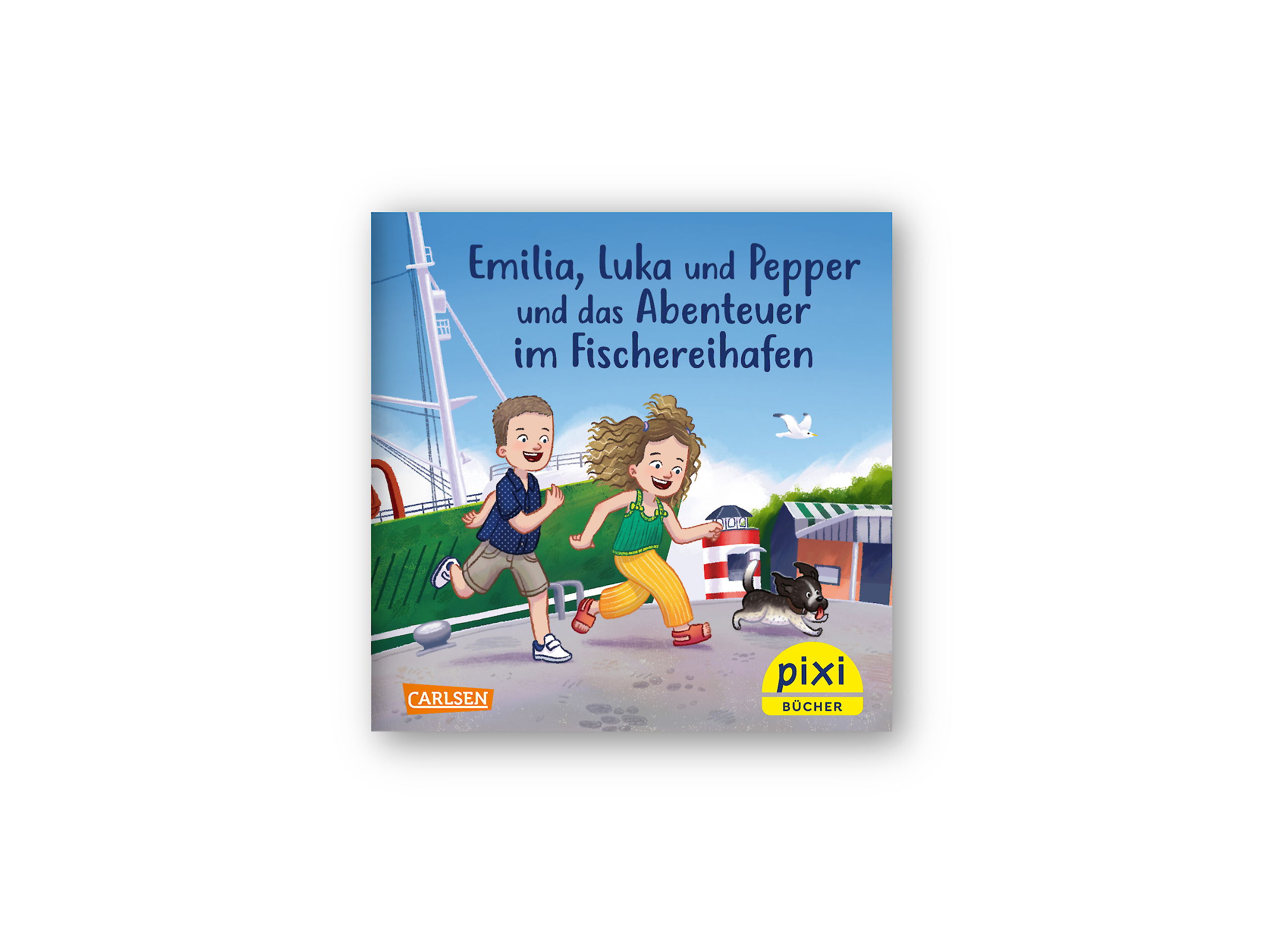 Auf dem Bild ist das Cover des Pixis "Emilia, Luka und Pepper und das Abenteuer im Fischereihafen" zu sehen. Es zeigt einen Jungen, ein Mädchen und einen kleinen Hund, die von links nach rechts durch das Bild laufen. Im Hintergrund sieht man Gebäude des Fischereihafens und das Museumsschiff GERA.