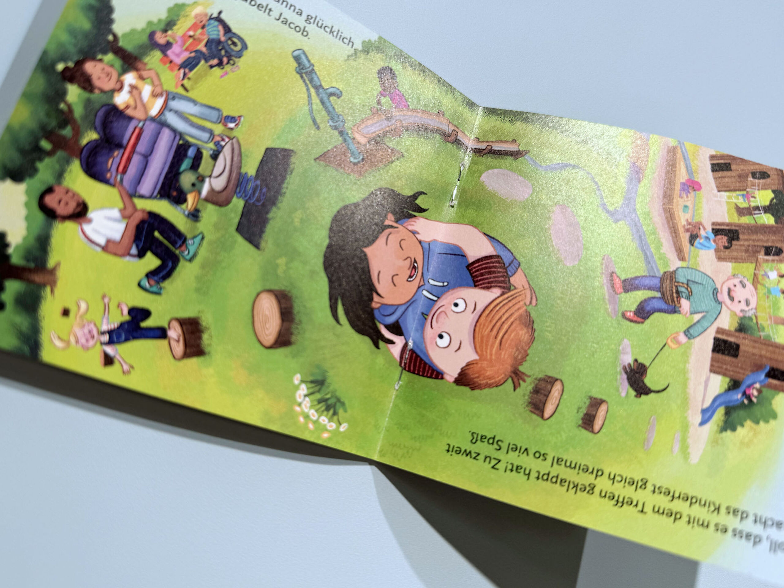 Das Wende-Pixi "Hanna, Jacob und das Stadt-Land-Fest" liegt aufgeschlagen auf einem blauen Untergrund.